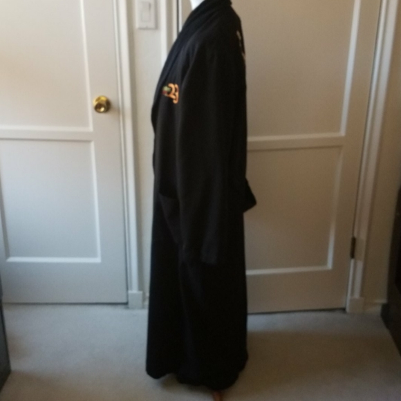 Suite Repose plush black robe from the feature film The Number 23 - Picture 4 of 7